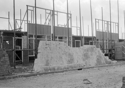 845039 Afbeelding van de bouw van vijftig woningen in de omgeving van het Looplantsoen te Utrecht.